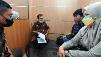 PRESS RELEASE – Surat Relaas Memori Kasasi ‘Terselip’, AJI Surabaya Peringatkan Penegak Hukum Serius Tangani Kasus Kekerasan Jurnalis Nurhadi
